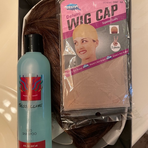 Tressalure Wig in dark auburn/chestnut - Picture 11 of 16